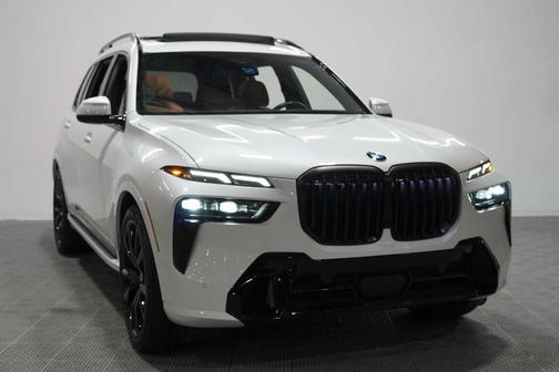 Mineral White Metallic 2024 BMW X7 xDrive40i