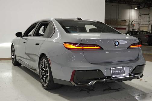 2025 BMW 740 i