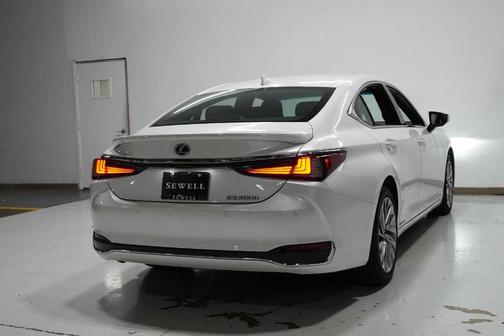2021 Lexus ES 300h Ultra Luxury