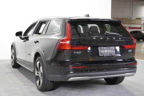 Onyx Black Metallic 2024 Volvo V60 Cross Country B5 Plus