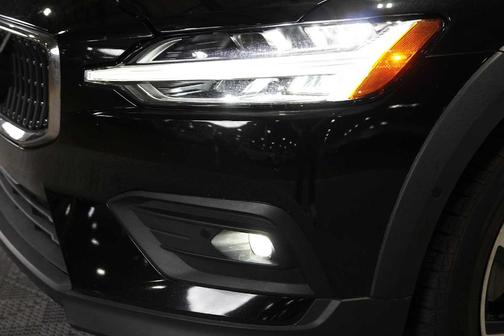 Onyx Black Metallic 2024 Volvo V60 Cross Country B5 Plus