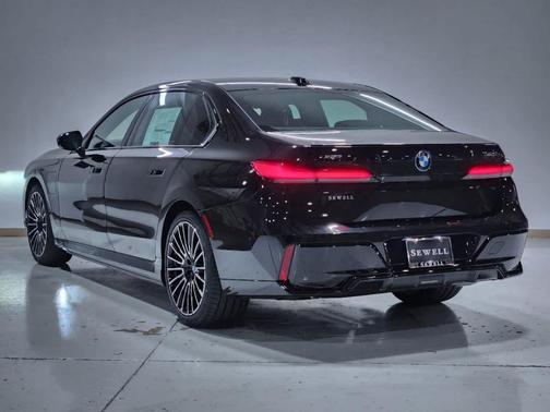 2025 BMW 750e xDrive
