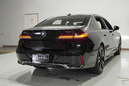 2025 BMW 740 i