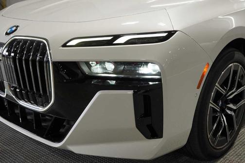 Mineral White Metallic 2023 BMW 740 i