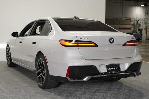 Mineral White Metallic 2023 BMW 740 i