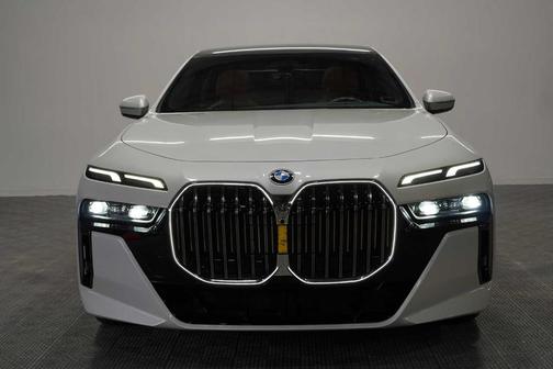 Mineral White Metallic 2023 BMW 740 i
