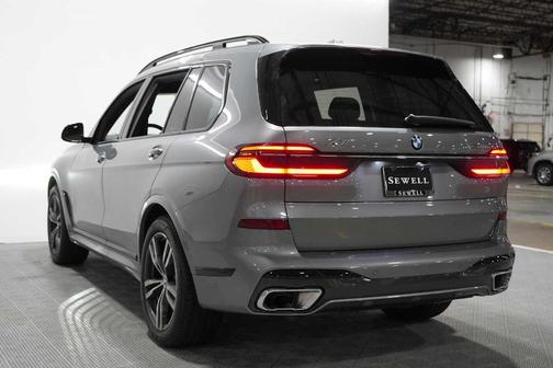 Gray Metallic 2026 BMW X7 xDrive40i