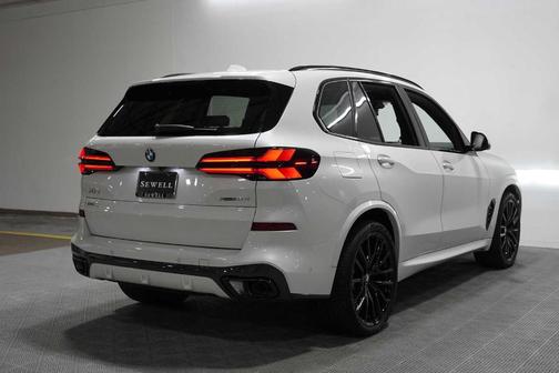 Mineral White Metallic 2025 BMW X5 xDrive40i