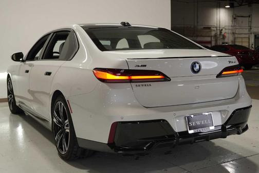 2024 BMW 750e xDrive