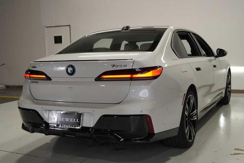 2024 BMW 750e xDrive
