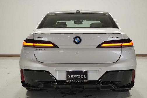 2024 BMW 750e xDrive