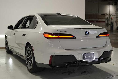 2024 BMW 740 i