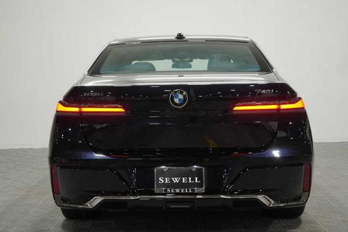 Carbon Black Metallic 2023 BMW 740 i
