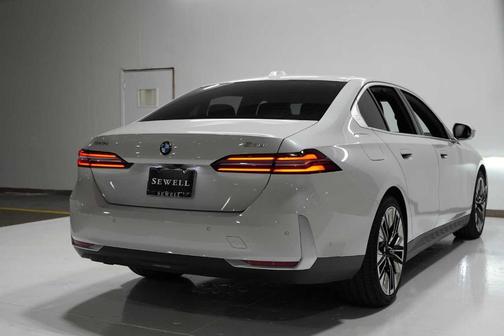 2025 BMW 530 i
