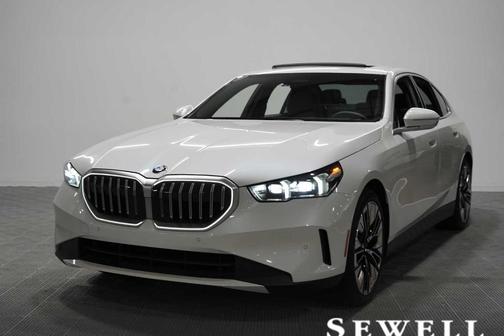 Mineral White Metallic 2025 BMW 530 i