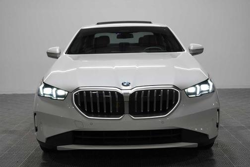 Mineral White Metallic 2025 BMW 530 i