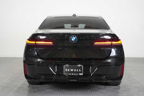 Black Sapphire Metallic 2025 BMW i7 xDrive60