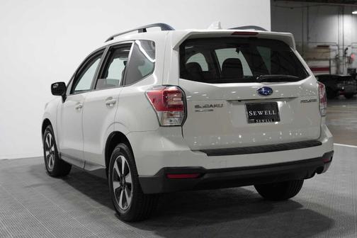 Crystal White Pearl 2018 Subaru Forester 2.5i Premium