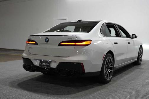 Mineral White Metallic 2023 BMW 760 760i xDrive