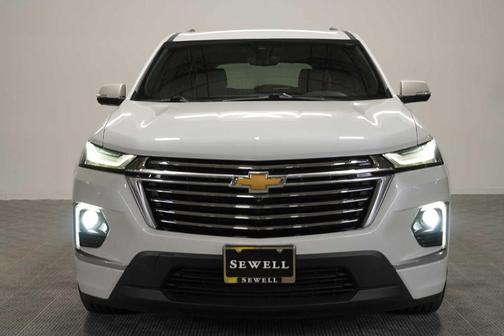 Iridescent Pearl Tricoat 2022 Chevrolet Traverse Premier