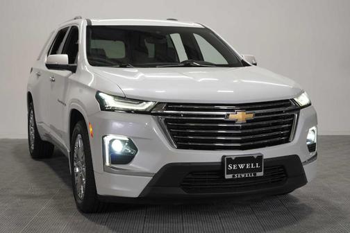 Iridescent Pearl Tricoat 2022 Chevrolet Traverse Premier