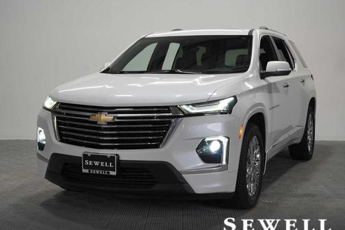 Iridescent Pearl Tricoat 2022 Chevrolet Traverse Premier
