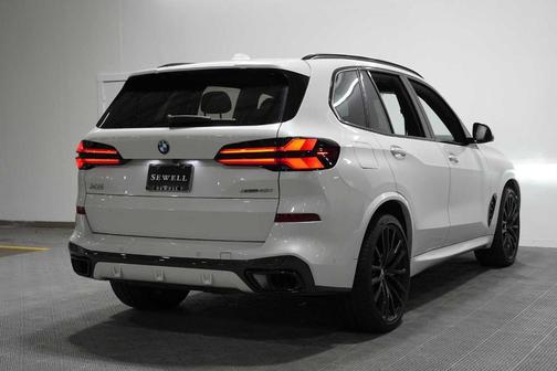 Mineral White Metallic 2024 BMW X5 xDrive40i