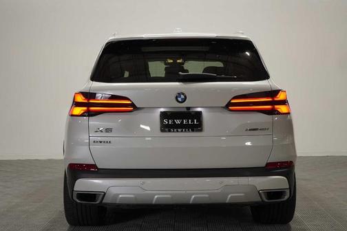 Mineral White Metallic 2024 BMW X5 xDrive40i