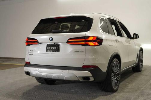 Mineral White Metallic 2024 BMW X5 xDrive40i