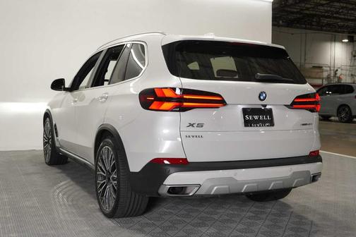 Mineral White Metallic 2024 BMW X5 xDrive40i