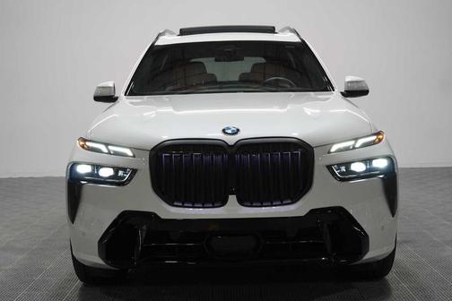 Mineral White Metallic 2026 BMW X7 xDrive40i