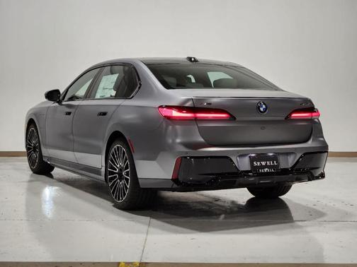 2025 BMW 750e xDrive