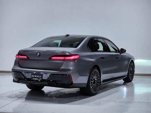 2025 BMW 750e xDrive