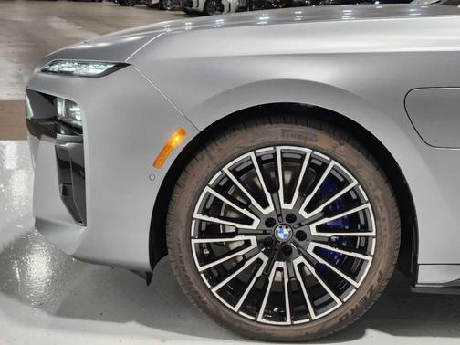 2025 BMW 750e xDrive