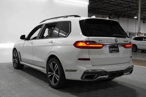 Mineral White Metallic 2022 BMW X7 M50i