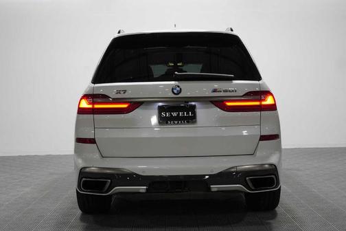 Mineral White Metallic 2022 BMW X7 M50i