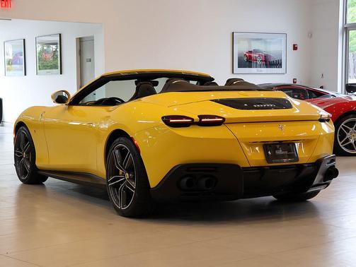 Giallo Modena 2025 Ferrari Roma Spider Base