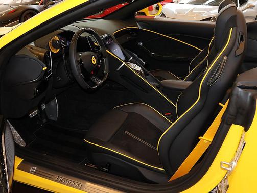 Giallo Modena 2025 Ferrari Roma Spider Base