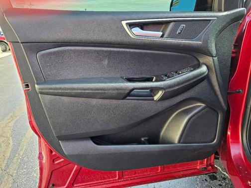 Red 2018 Ford Edge SEL