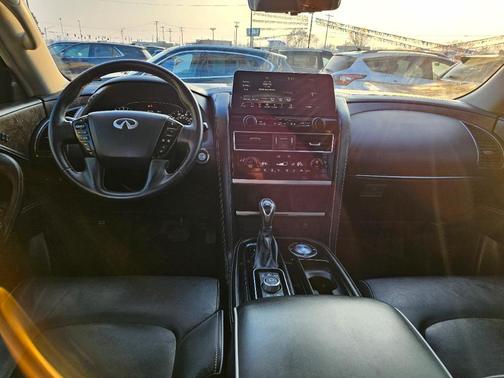 2022 INFINITI QX80 Luxe