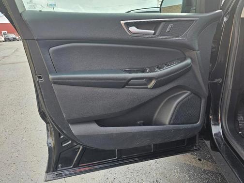 Black 2015 Ford Edge SEL