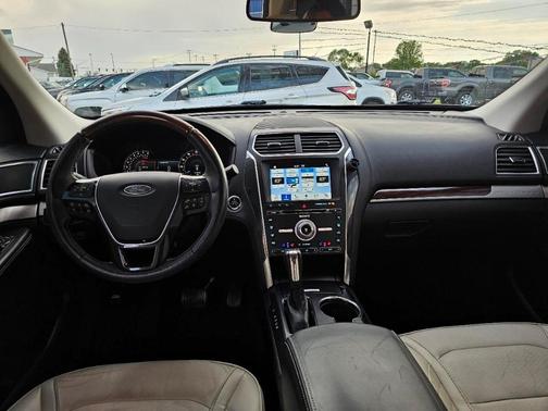 White 2017 Ford Explorer Platinum
