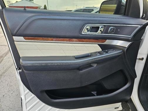 White 2017 Ford Explorer Platinum