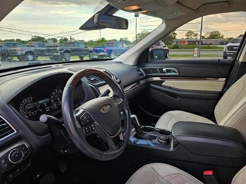 White 2017 Ford Explorer Platinum