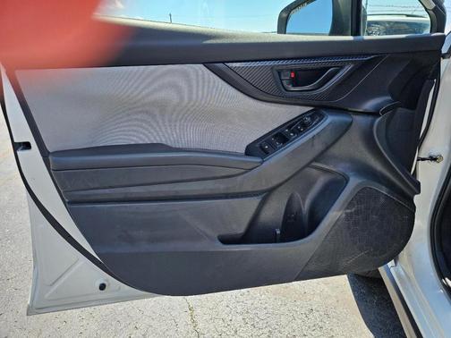 Crystal White Pearl 2019 Subaru Crosstrek 2.0i