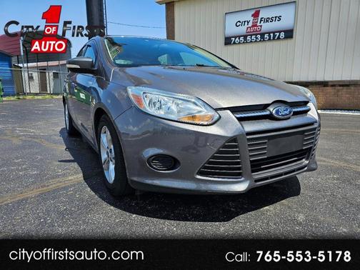 Gray 2014 Ford Focus SE