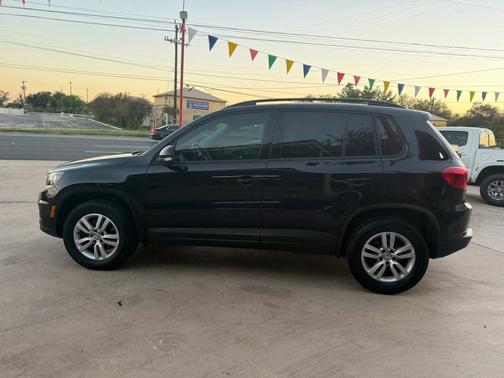 Deep Black Pearl 2017 Volkswagen Tiguan Limited 2.0T FWD
