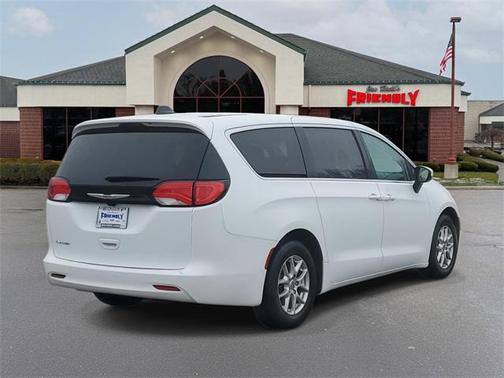 2022 Chrysler Voyager LX