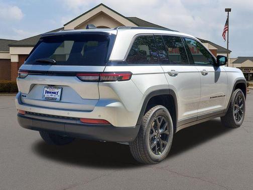 Silver Zynith 2026 Jeep Grand Cherokee Altitude