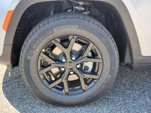 Silver Zynith 2026 Jeep Grand Cherokee Altitude